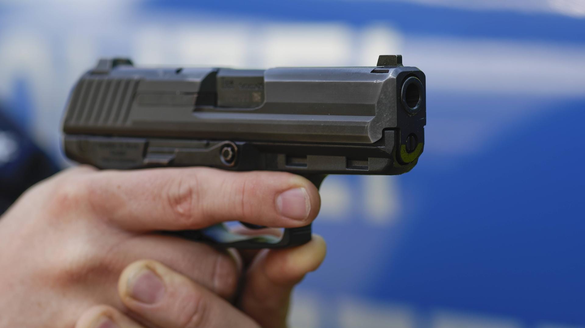 Eine polizeiliche Dienstwaffe bereit zum Schuss: Bei einem Polizeieinsatz wurde ein Mann lebensbedrohlich verletzt. Eine polizeiliche Dienstwaffe bereit zum Schuss: Bei einem Polizeieinsatz wurde ein Mann lebensbedrohlich verletzt.