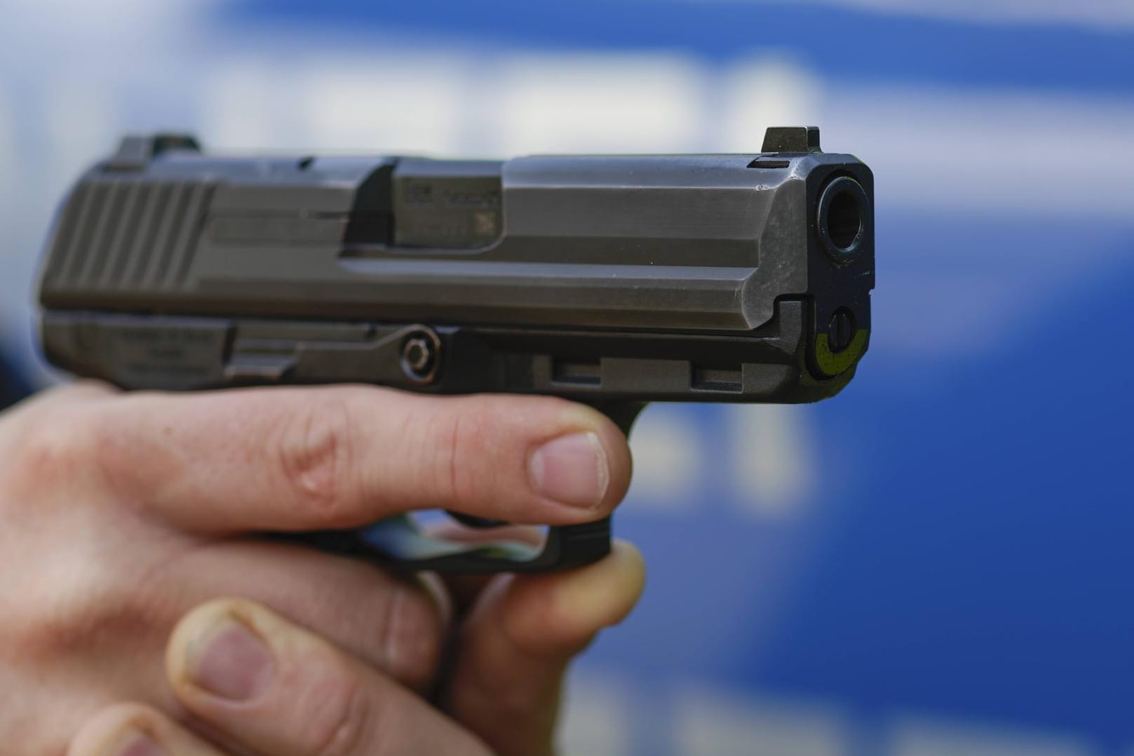 Eine polizeiliche Dienstwaffe bereit zum Schuss: Bei einem Polizeieinsatz wurde ein Mann lebensbedrohlich verletzt.