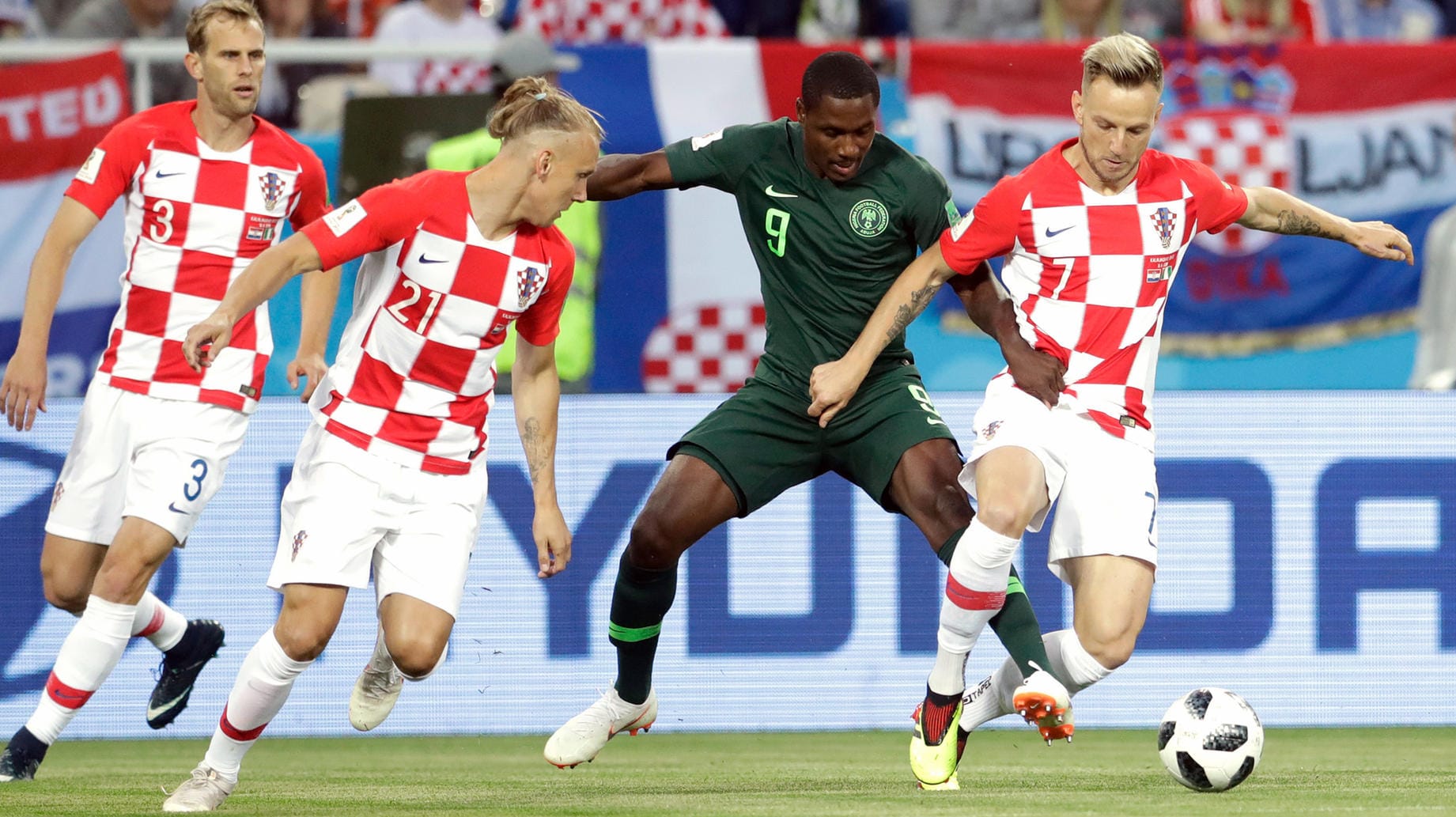 Überzahl: Kroatiens Rakitic (r.) und Vida gegen Nigerias Ighalo.