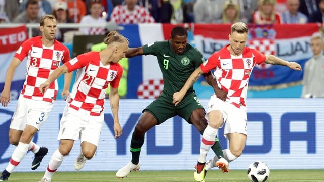 Kroatiens Ivan Rakitic (r) und Nigerias Odion Ighalo (2.