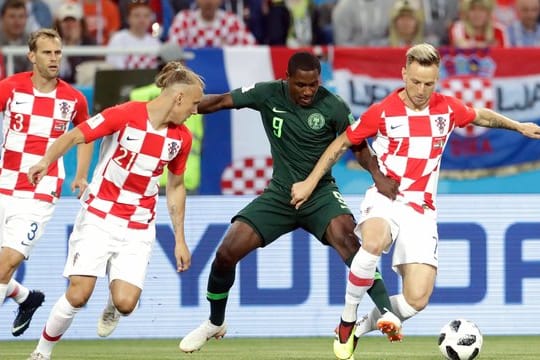 Kroatiens Ivan Rakitic (r) und Nigerias Odion Ighalo (2.