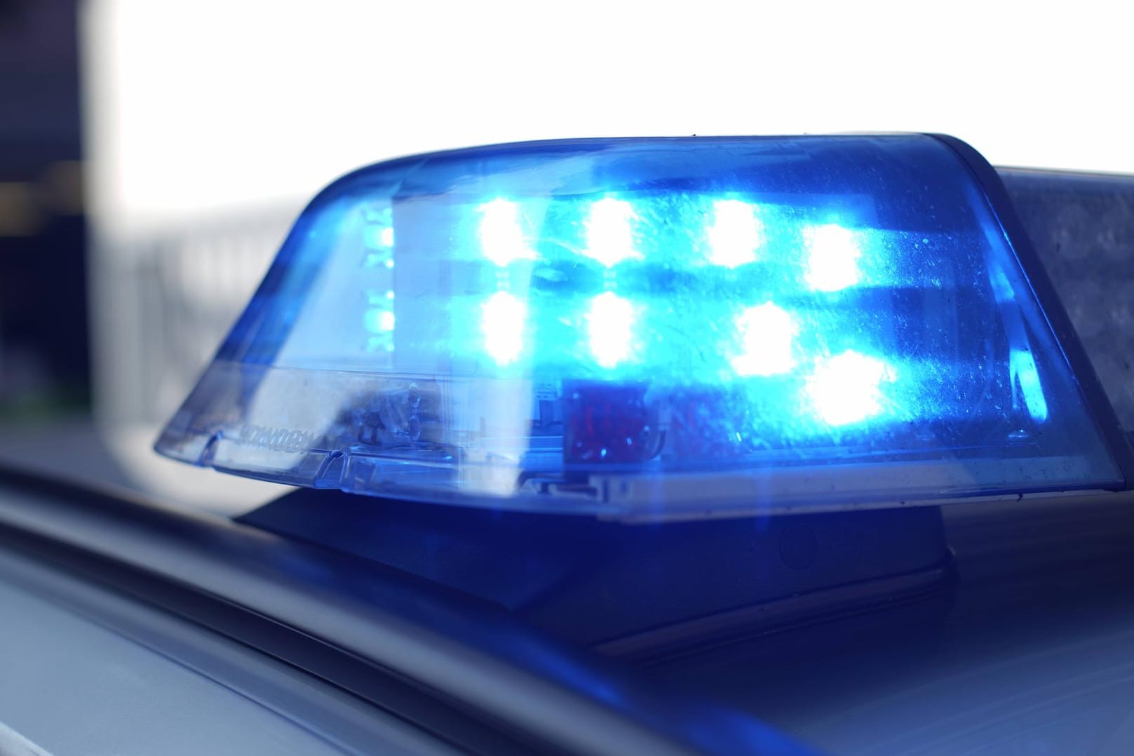 Ein Blaulicht: Eine Party auf einer Burg in Esslingen musste durch die Polizei unterbunden werden. Nach dem Initiator der Veranstaltung wird gesucht.