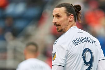 Zlatan Ibrahimovic: Der Schwede kritisierte Frankreichs Trainer wegen der Nicht-Nominierung von Karim Benzema.