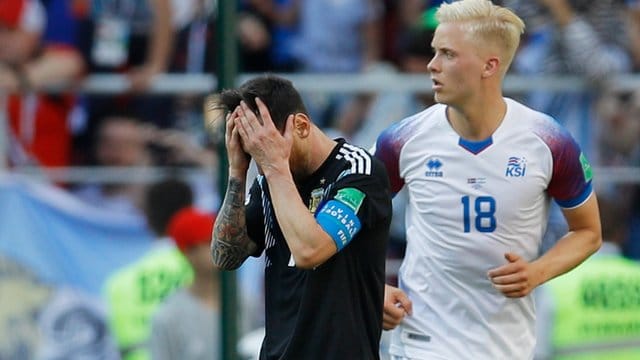 Nach seinem verschossen Elfmeter kann Lionel Messi (l) seine Enttäuschung nicht verbergen.