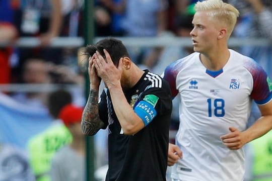 Nach seinem verschossen Elfmeter kann Lionel Messi (l) seine Enttäuschung nicht verbergen.