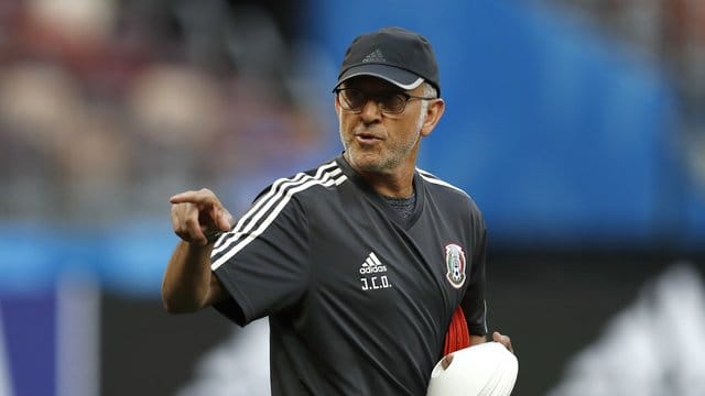 Respekt ja, Angst nein: Coach Juan Carlos Osorio gibt bei Mexiko die Richtung vor. Respekt ja, Angst nein: Coach Juan Carlos Osorio gibt bei Mexiko die Richtung vor.