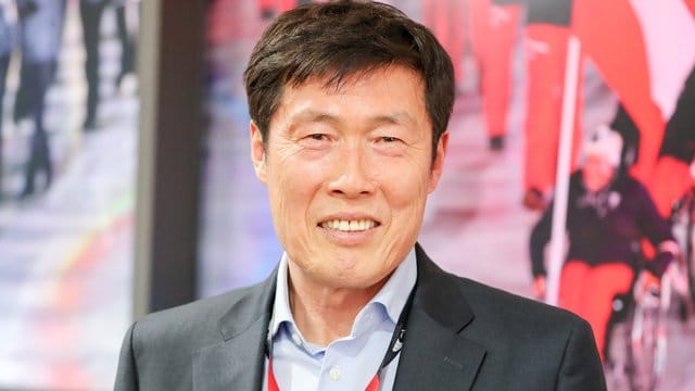 Sieht das DFB-Team als Topfavorit auf den WM-Titel 2018: Ex-Bundesliga-Profi Bum-Kun Cha. Sieht das DFB-Team als Topfavorit auf den WM-Titel 2018: Ex-Bundesliga-Profi Bum-Kun Cha.
