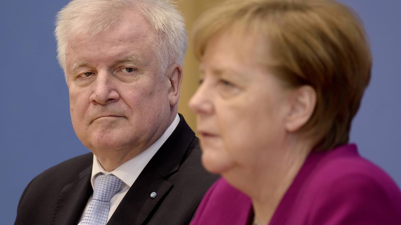Horst Seehofer und Angela Merkel: Der Bundesinnenminister befindet sich in der Asylfrage im Streit mit der Bundeskanzlerin.