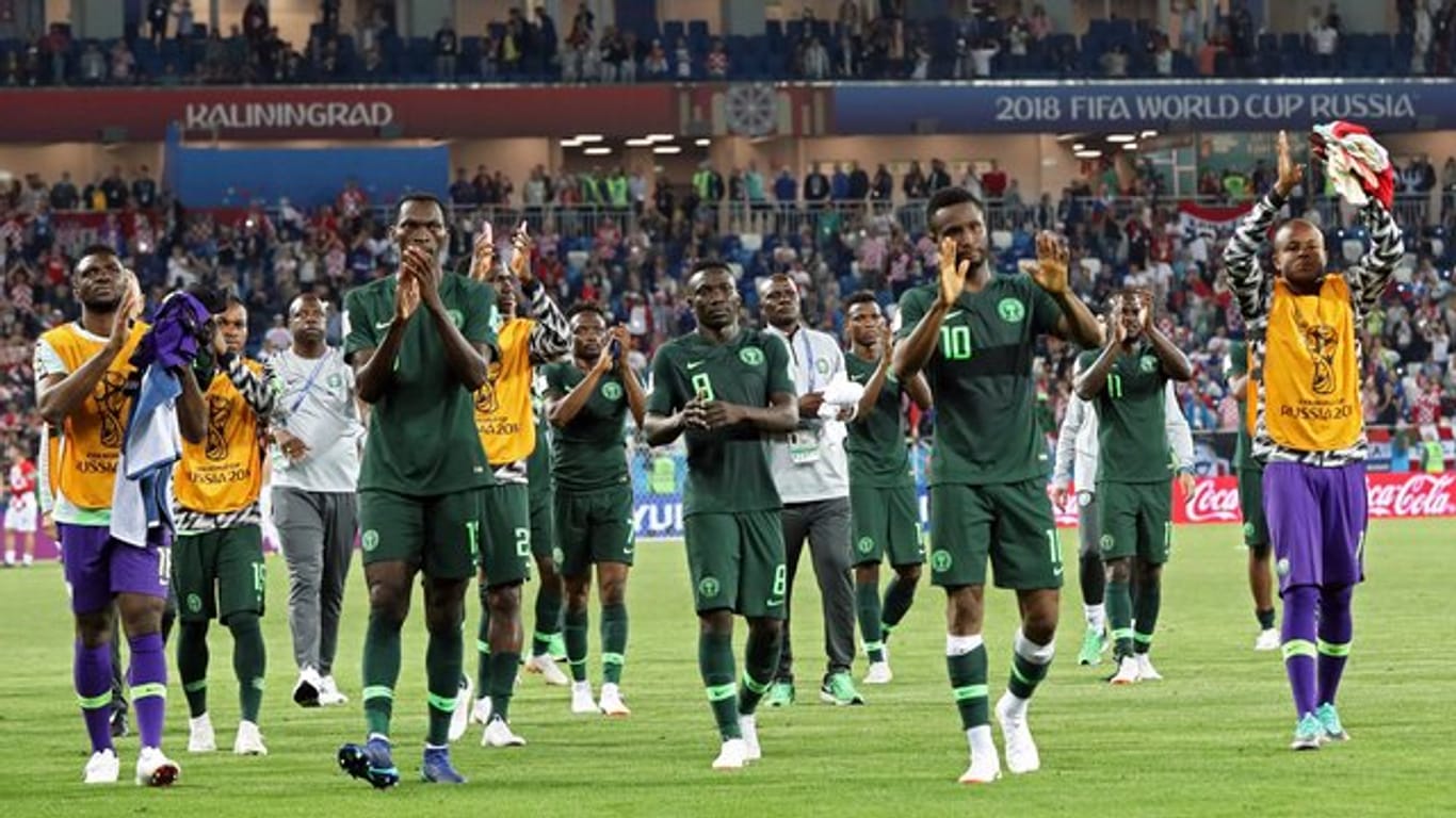 Nigerias Spieler applaudieren nach der unglücklichen Niederlage gegen Kroatien den eigenen Fans.