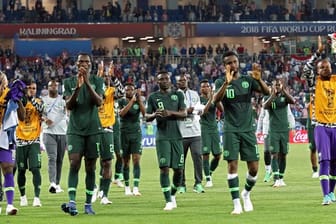 Nigerias Spieler applaudieren nach der unglücklichen Niederlage gegen Kroatien den eigenen Fans.