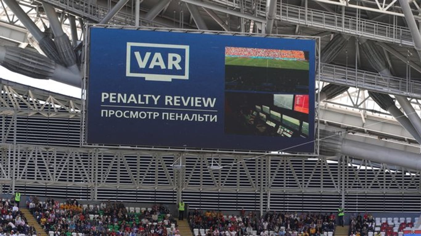Die Zuschauer beim Spiel Frankreich gegen Australien werden über die Anzeigetafel ist mit dem Kürzel "VAR" (Video Assistent Referee) über den Einsatz des Videobeweises informiert.