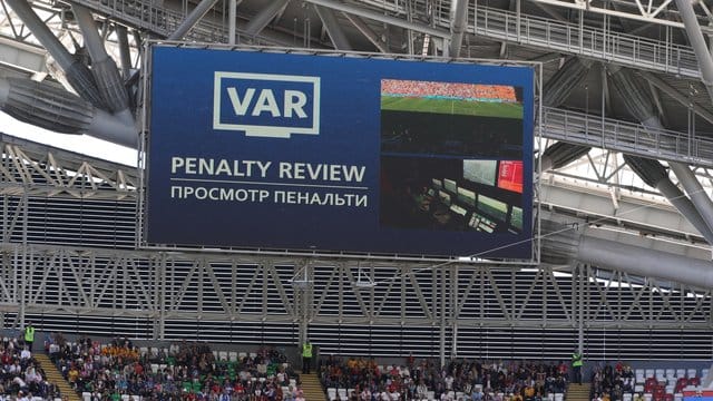 Die Zuschauer beim Spiel Frankreich gegen Australien werden über die Anzeigetafel ist mit dem Kürzel "VAR" (Video Assistent Referee) über den Einsatz des Videobeweises informiert. Die Zuschauer beim Spiel Frankreich gegen Australien werden über die Anzeigetafel ist mit dem Kürzel "VAR" (Video Assistent Referee) über den Einsatz des Videobeweises informiert.