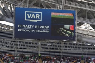 Die Zuschauer beim Spiel Frankreich gegen Australien werden über die Anzeigetafel ist mit dem Kürzel "VAR" (Video Assistent Referee) über den Einsatz des Videobeweises informiert.