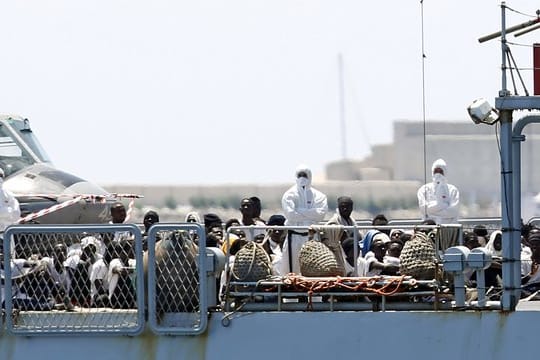 Ankunft in Spanien: Die aus Seenot geretteten Flüchtlinge kommen mit der "Orione" im Hafen an.
