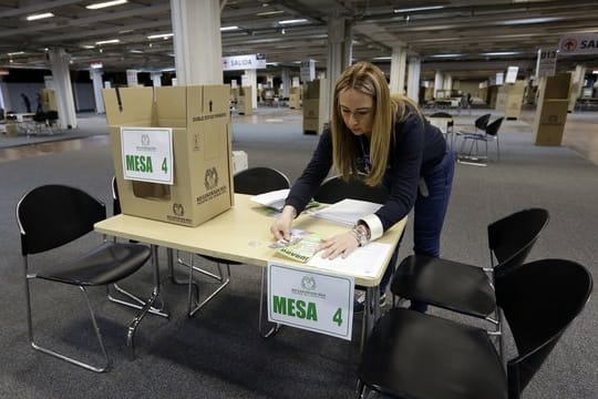 Eine Wahlhelferin bereitet in Bogota ein Wahllokal für die Präsidentschaftswahl vor.