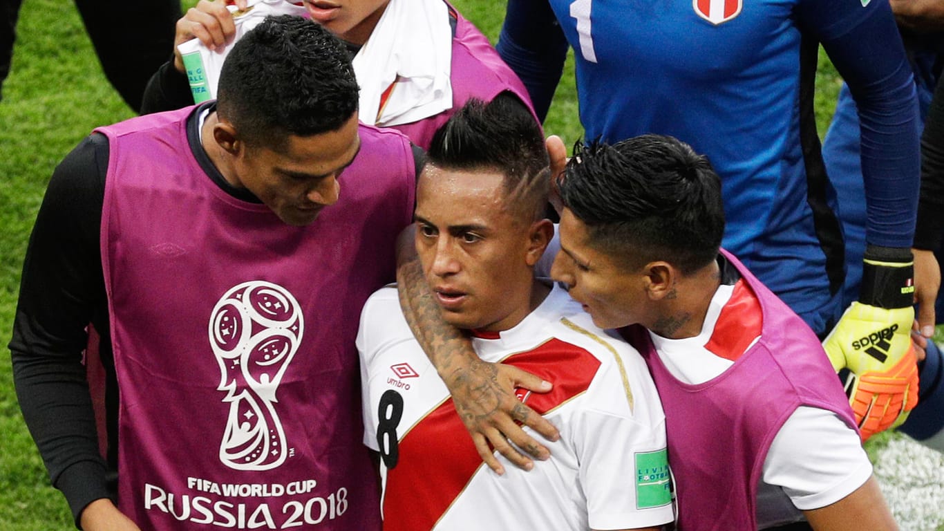 Perus Christian Cueva (Mi.) verschoss den Elfmeter für Peru: Er wird von seinen Mitspielern getröstet.