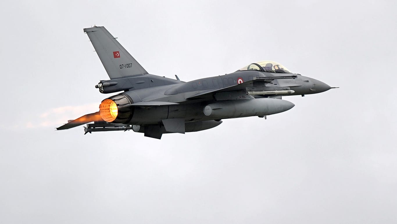 Kampfflugzeug der türkischen Luftwaffe: Noch ist unklar, wie viele Menschen bei dem Angriff auf die PKK getroffen wurden. (Archivbild)