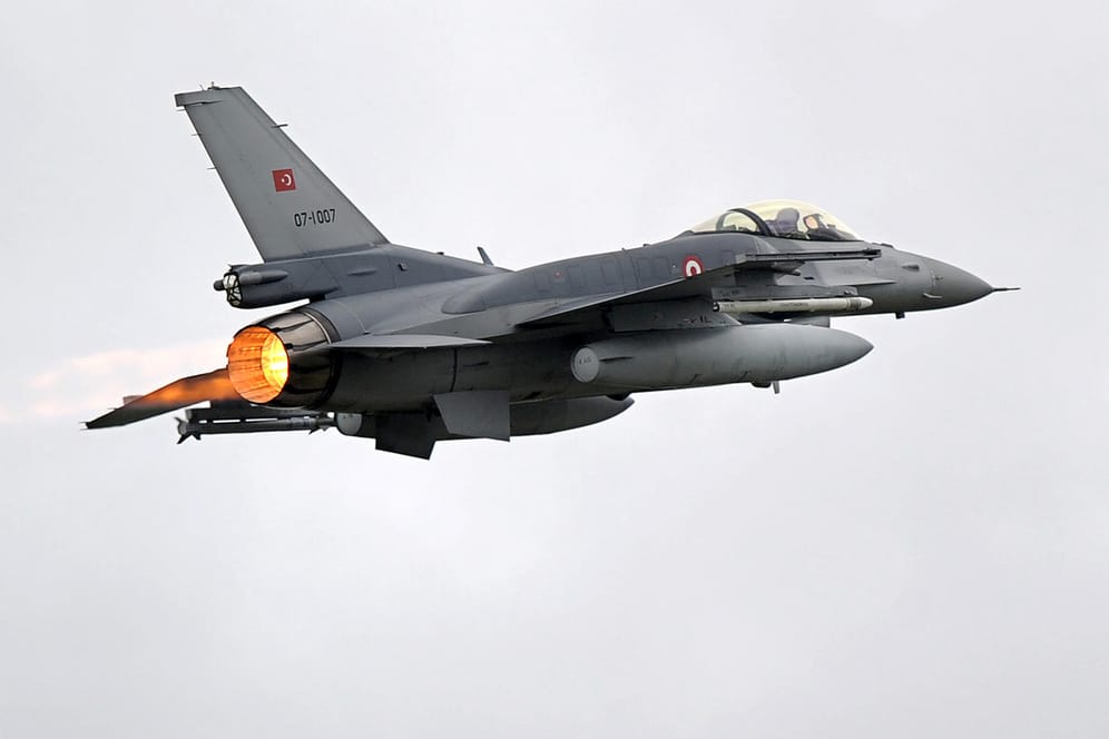 Kampfflugzeug der türkischen Luftwaffe: Noch ist unklar, wie viele Menschen bei dem Angriff auf die PKK getroffen wurden. (Archivbild)