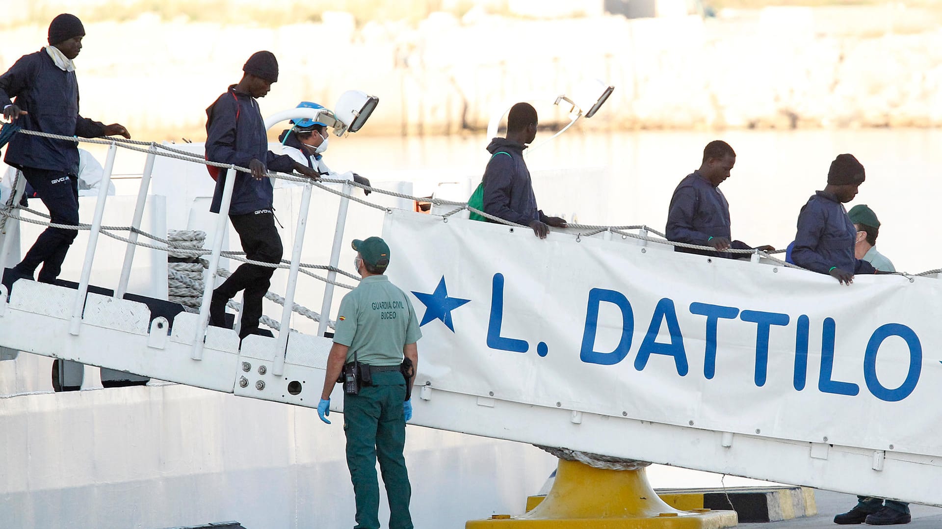 Ankunft der Flüchtlinge in Spanien: Tagelang musste das Schiff auf dem Meer ausharren.