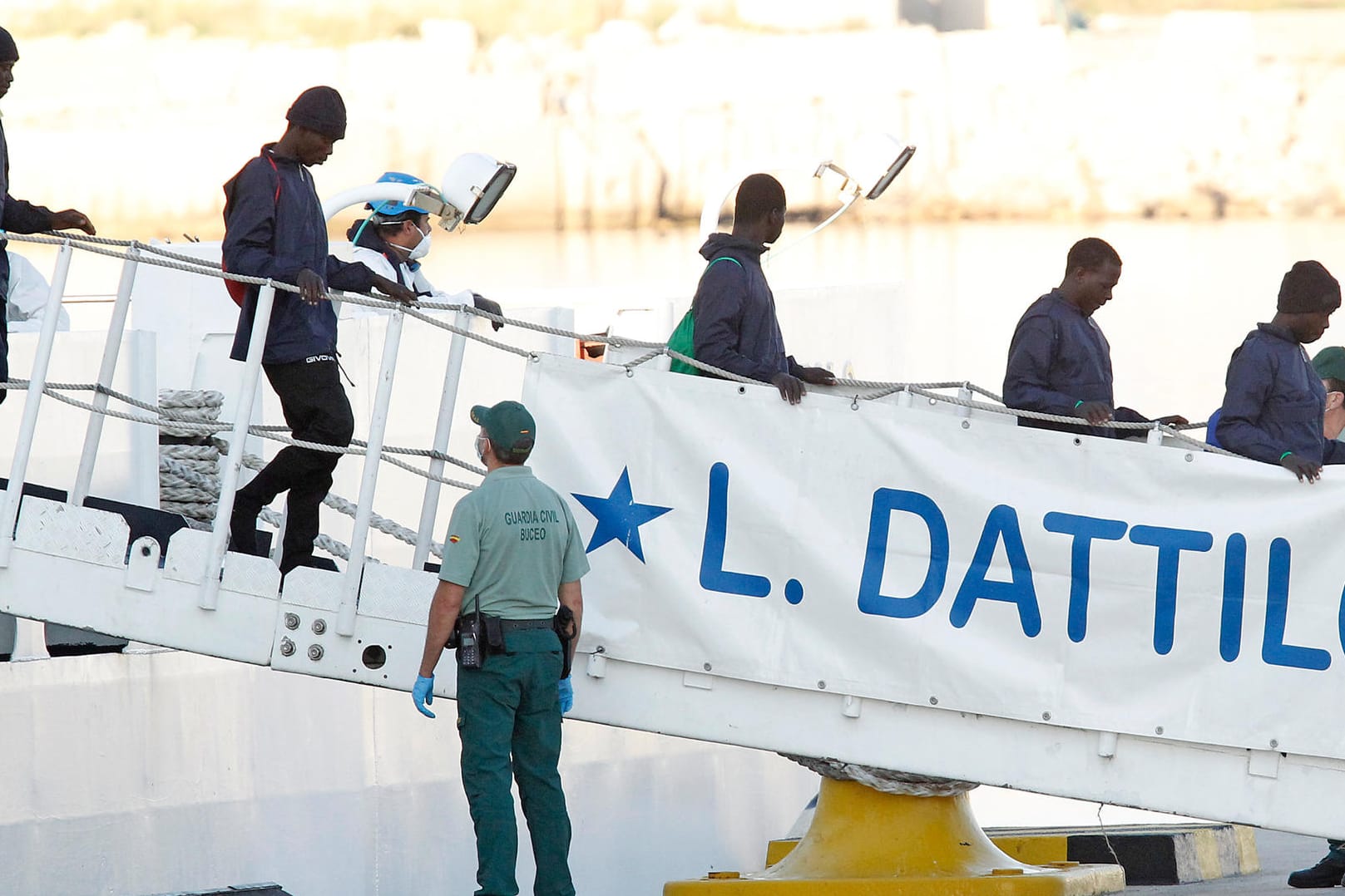 Ankunft der Flüchtlinge in Spanien: Tagelang musste das Schiff auf dem Meer ausharren.