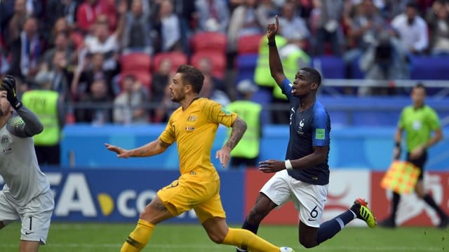 Paul Pogba (r) jubelt über das 2:1 gegen Australien.