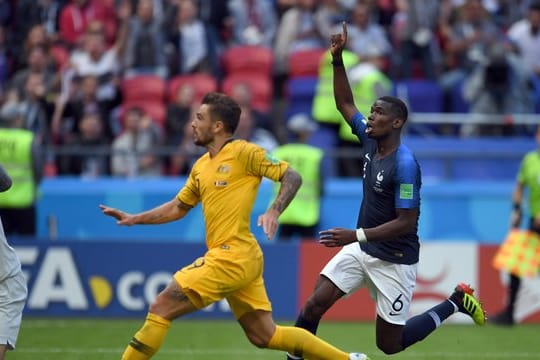 Paul Pogba (r) jubelt über das 2:1 gegen Australien.