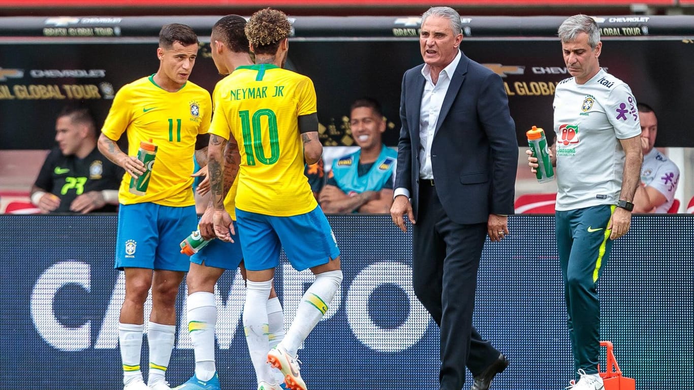 Brasiliens Trainer Tite (2. v. r.) setzt zwar weiter voll auf Neymar, hat die Verantwortung im Angriff allerdings auf mehrere Schultern verteilt.