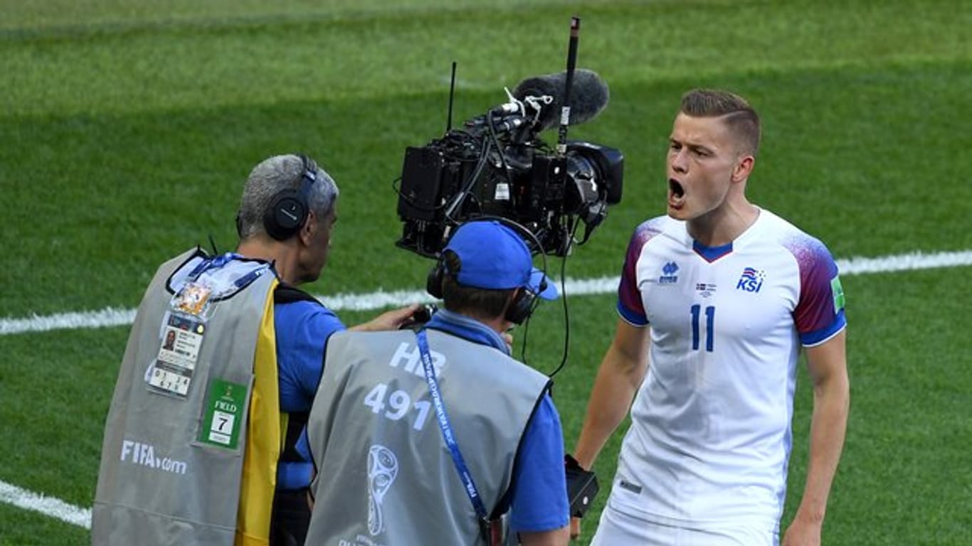 Alfred Finnbogason (r) aus Island bejubelt sein Tor zum 1:1 gegen Argentinien.