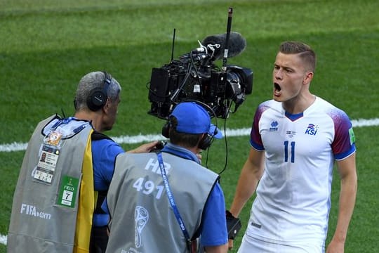 Alfred Finnbogason (r) aus Island bejubelt sein Tor zum 1:1 gegen Argentinien.