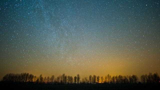 Der Sternenhimmel über einem Feld im Oderbruch in Brandenburg.