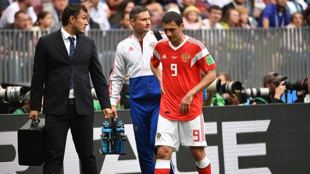 Alan Dsagojew verlässt verletzt im Spiel gegen Saudi-Arabien den Platz. Alan Dsagojew verlässt verletzt im Spiel gegen Saudi-Arabien den Platz.