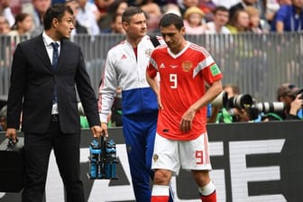 Alan Dsagojew verlässt verletzt im Spiel gegen Saudi-Arabien den Platz.