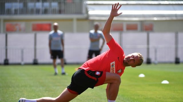 Polens angeschlagener Verteidiger Kamil Glik trainiert für seinen Einsatz bei der WM. Polens angeschlagener Verteidiger Kamil Glik trainiert für seinen Einsatz bei der WM.