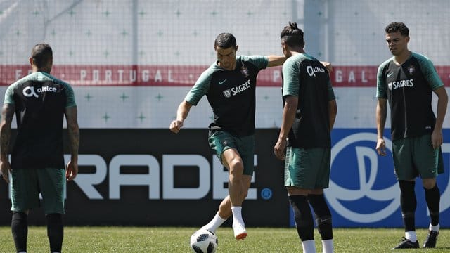 Cristiano Ronaldo (M) umspielt beim Training Portugals seine Mitspieler. Cristiano Ronaldo (M) umspielt beim Training Portugals seine Mitspieler.