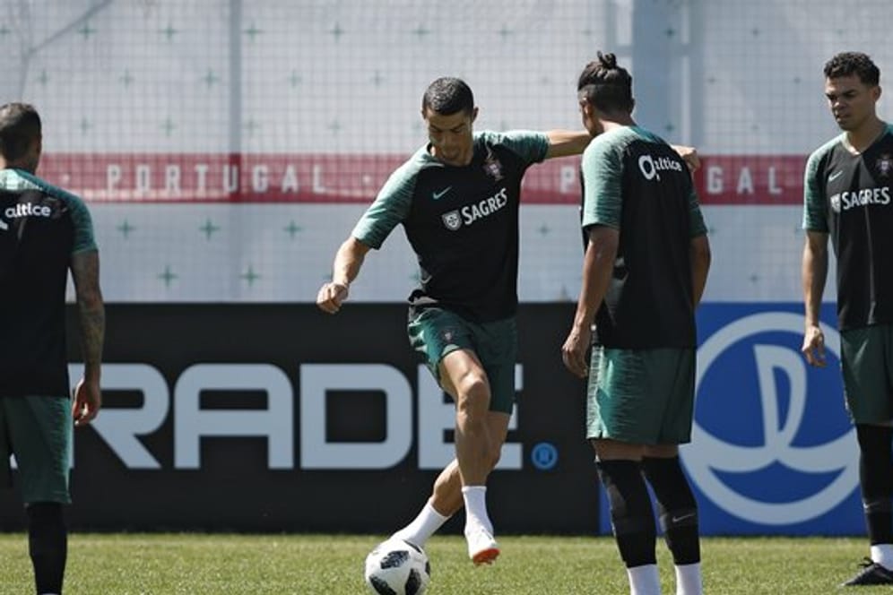 Cristiano Ronaldo (M) umspielt beim Training Portugals seine Mitspieler.