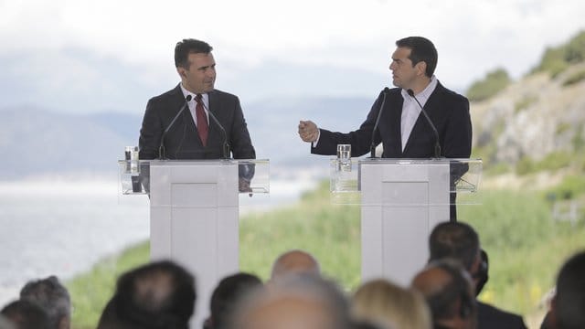 Die Ministerpräsidenten von Mazedonien und Griechenland, Zoran Zaev und Alexis Tsipras unterzeichnen eine Vereinbarung zur Beilegung des seit gut einem Vierteljahrhundert andauernden Streits um den Namen Mazedonien. Die Ministerpräsidenten von Mazedonien und Griechenland, Zoran Zaev und Alexis Tsipras unterzeichnen eine Vereinbarung zur Beilegung des seit gut einem Vierteljahrhundert andauernden Streits um den Namen Mazedonien.