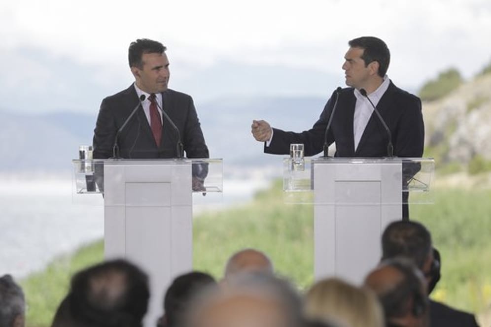 Die Ministerpräsidenten von Mazedonien und Griechenland, Zoran Zaev und Alexis Tsipras unterzeichnen eine Vereinbarung zur Beilegung des seit gut einem Vierteljahrhundert andauernden Streits um den Namen Mazedonien.