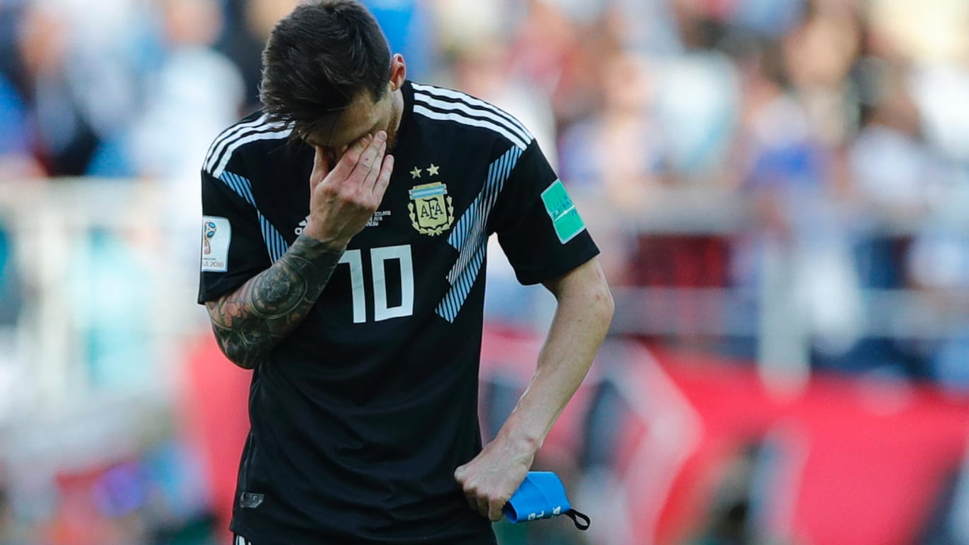 Vollkommen niedergeschlagen: Lionel Messi nach dem blamablen 1:1 Unentschieden gegen die Isländer.