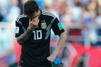 Vollkommen niedergeschlagen: Lionel Messi nach dem blamablen 1:1 Unentschieden gegen die Isländer.
