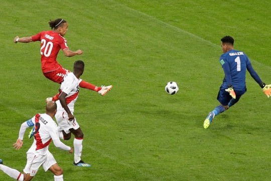 Dänemarks Yussuf Yurary Poulsen (hinten links) erzielt gegen Perus Torhüter Pedro Gallese (r) den Treffer zum 1:0-Sieg.