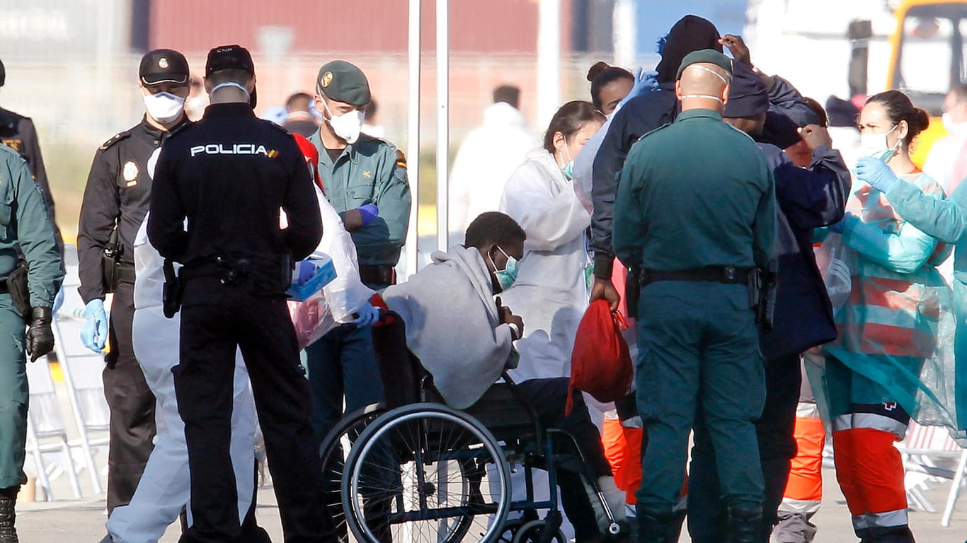 Untersuchung der Flüchtlinge: Der Gesundheitszustand der in Spanien ankommenden Migranten ist entsprechend gut.