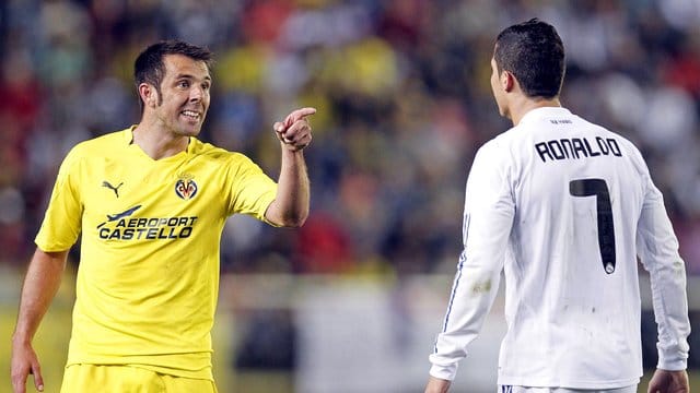 Carlos Marchena (l) stand 2011 noch selbst gegen Cristiano Ronaldo auf dem Platz.