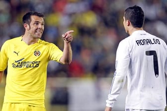 Carlos Marchena (l) stand 2011 noch selbst gegen Cristiano Ronaldo auf dem Platz.