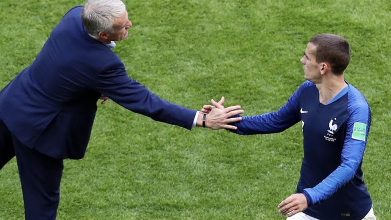 Frankreichs Trainer Didier Deschamps will deutlich mehr von Antoine Griezmann (r) sehen.