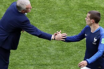 Frankreichs Trainer Didier Deschamps will deutlich mehr von Antoine Griezmann (r) sehen.