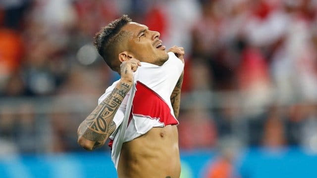 Paolo Guerrero belebte das peruanische Spiel nach seiner Einwechslung gegen Dänemark. Paolo Guerrero belebte das peruanische Spiel nach seiner Einwechslung gegen Dänemark.