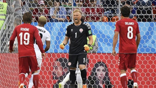 Dänemarks Torhüter Kasper Schmeichel (M) glänzte im Spiel gegen Peru mit seinen Paraden. Dänemarks Torhüter Kasper Schmeichel (M) glänzte im Spiel gegen Peru mit seinen Paraden.