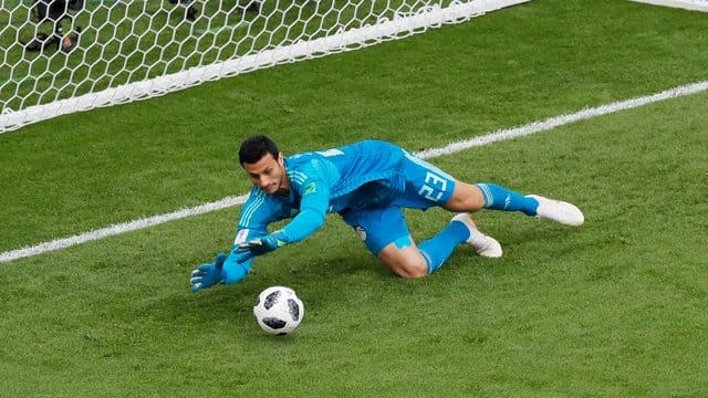 Ägyptens Torhüter Mohamed Al-Schenaui beim Spiel gegen Uruguay in Aktion. Ägyptens Torhüter Mohamed Al-Schenaui beim Spiel gegen Uruguay in Aktion.