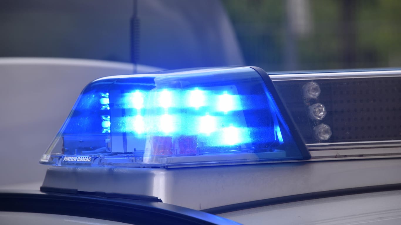 Blaulicht der Polizei: Der betrunkene Lkw-Fahrer hatte mehr als zwei Promille. (Symbolbild)