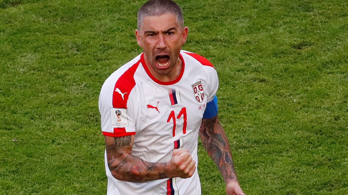 Aleksandar Kolarov im Glück: Mit seinem Super-Freistoß brachte der Kapitän Serbien in Führung.